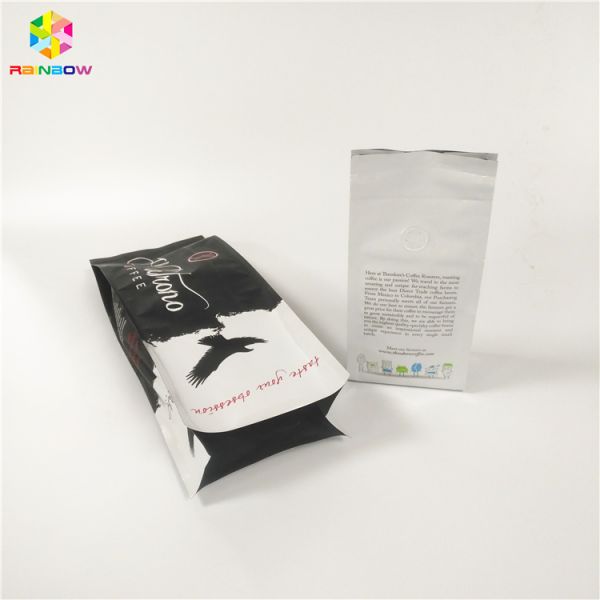 O empacotamento do pó dos feijões de café impresso levanta-se os malotes plásticos para empacotar feijões secos