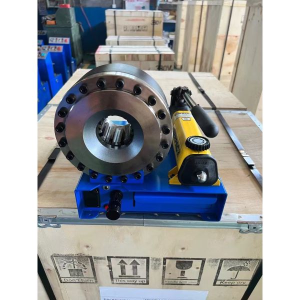 1 Inch Manual Hydraulic Hose Crimping Machine Crimping Range From 6mm To 25mm Blue Colour With 7 Dies For Hydraulic Applications