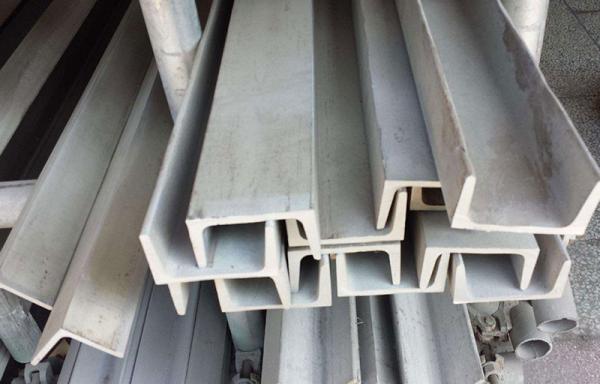 Calha de aço em forma de u 12m do carbono laminado a alta temperatura GB ASTM AISI para a construção