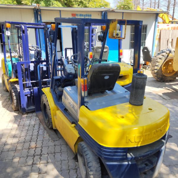 3T Used Warehouse Equipment Distributor Forklift TCM F30 Minimum turning radius 2.4m