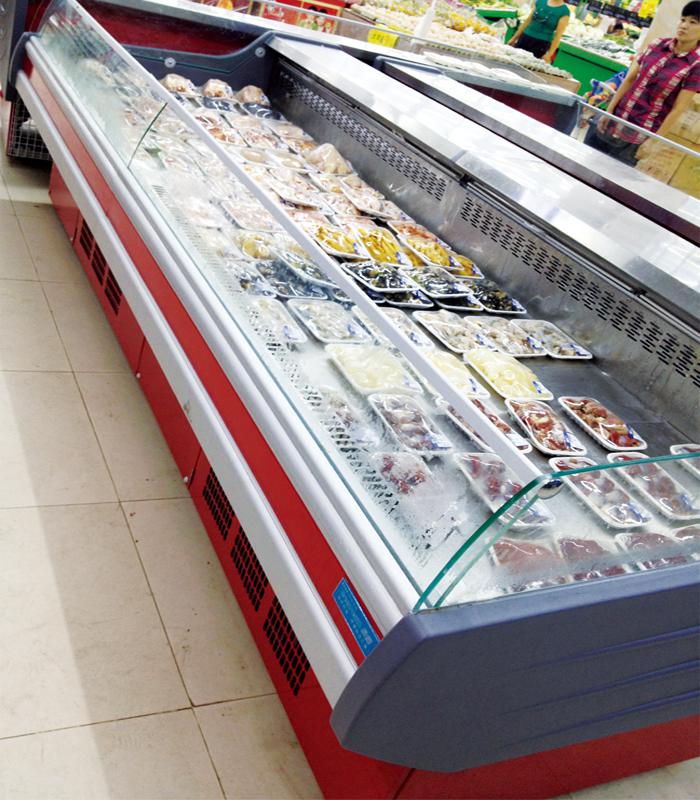 Поднимаясь гастроном дверей показывает витрину R22/R404a холодильника с динамическим охлаждением
