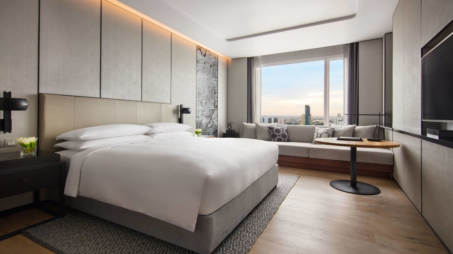 Подгонянные наборы мебели гостиницы свободные кладут в постель + софа + журнальный стол прикроватного столика