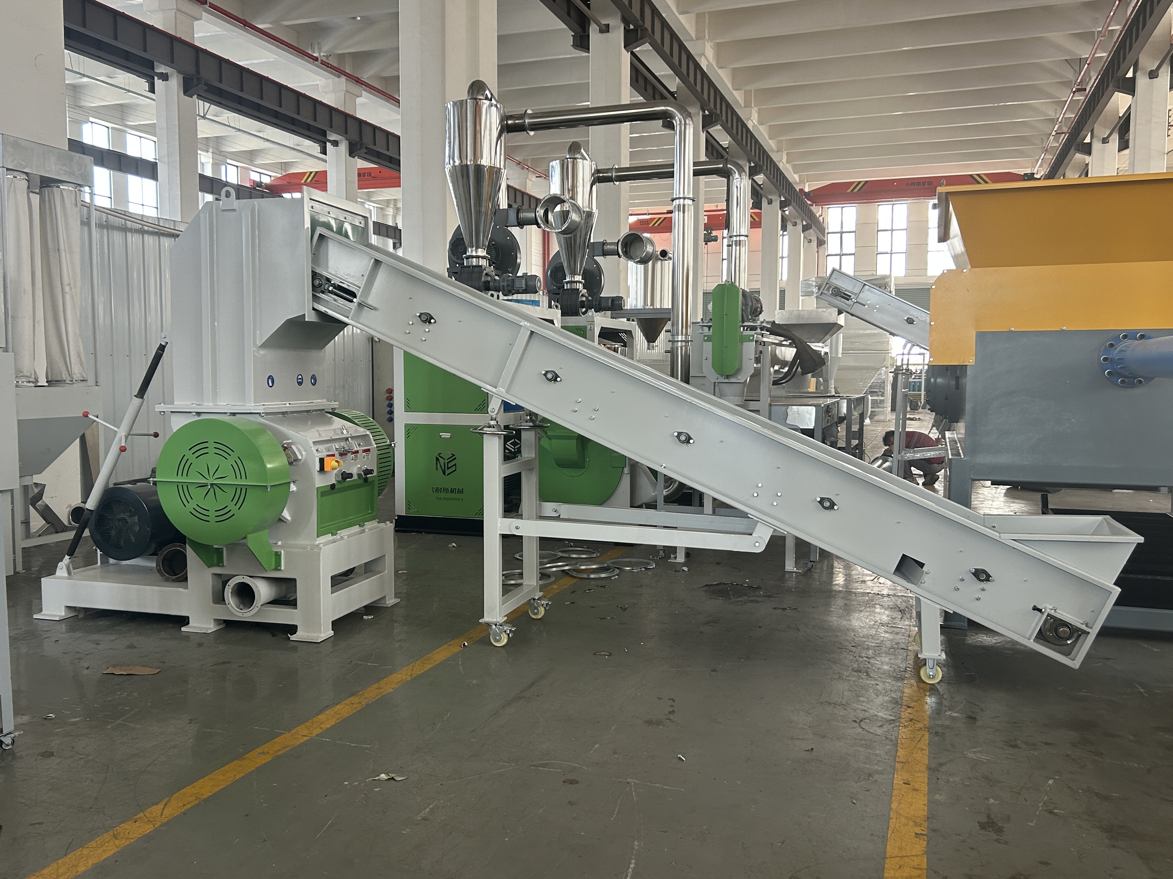 Plastic Crusher Machine for Waste Pet PP PE Plastic Bottle Film Pipe With Belt Conveyor