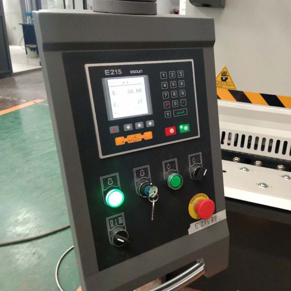 máquina de corte del oscilación hidráulico de 4x3200m m con el regulador E21s del NC