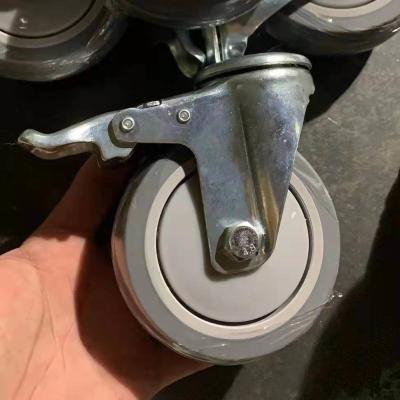 Roues de achat grises de chariot à 4 pouces TPR avec les roulettes molles de pivot de trou de boulon de serrures avec des couvertures