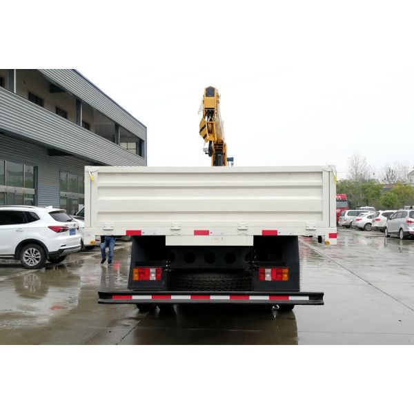 Sinotruk HOWO Telescopic Boom Truck Mounted Crane 5 Ton For Construction Material Transportation