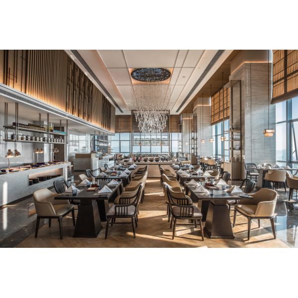 Ensemble de meubles d'hôtel et de restaurant de luxe moderne Table en bois massif et chaises en cuir pour quatre