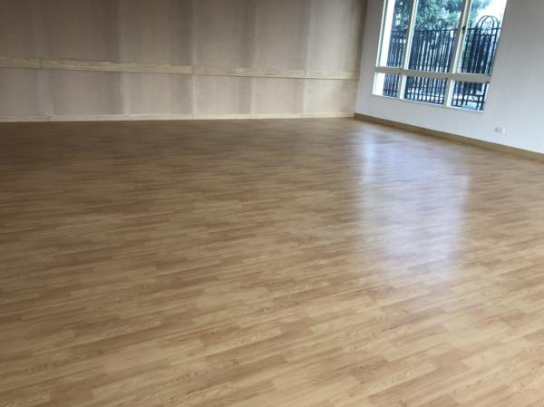 6mm PVC Sport Flooring Wooden Grain Pattern Dancing Room