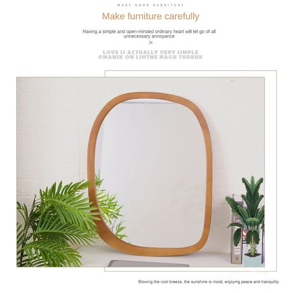 Антикварный декор бани на стене с деревянным зеркалом в стиле Морден