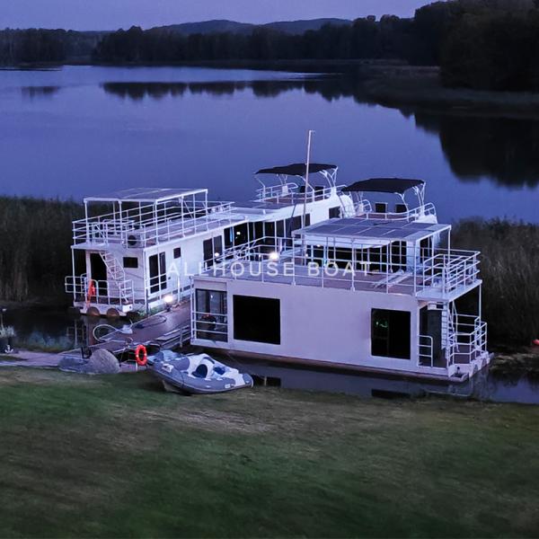 Bateau moderne à deux étages avec chambre à coucher cuisine salle de bains et terrasse sur le toit