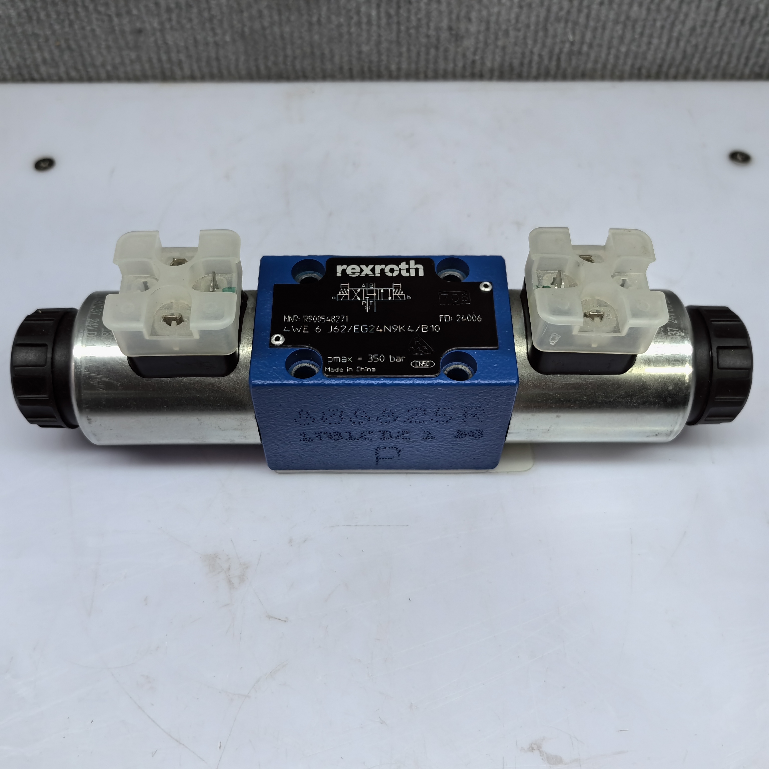 R900939990 Z4WE6E68-3X/EG24K4 Hydraulic valve, Rexroth solenoid valve, directional valve