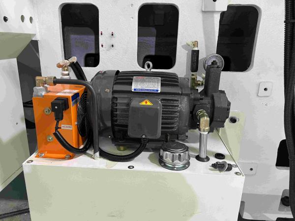 高精度 CNC ターンミール 6000rpm スピンドル速度 5 軸と 12 ツール容量