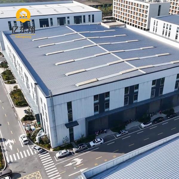 Entrepôt en acier préfabriqué avec panneaux sandwich