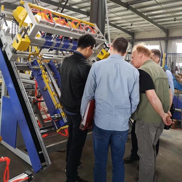 Машина гидравлического паллета стрингера CNC деревянного главная пригвождая