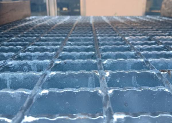 19-W-4 Grating de aço resistente, passos de escada de aço que raspam o processo da soldadura
