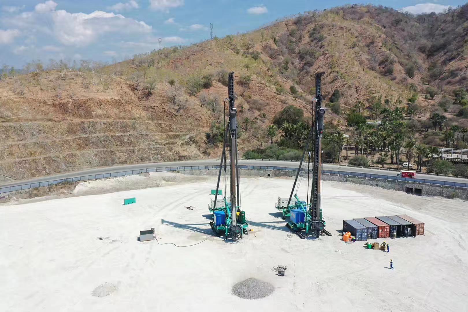 High Exciting Force Electric Vibroflot Matching Crawler Piling Frame Deep
