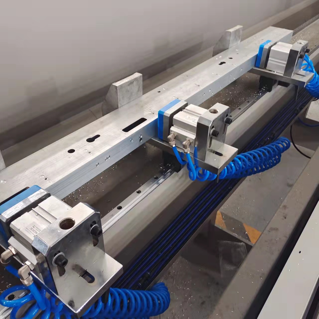 машина двери алюминиевого окна 3200mm для отверстий CNC сверля филируя с функцией ATC