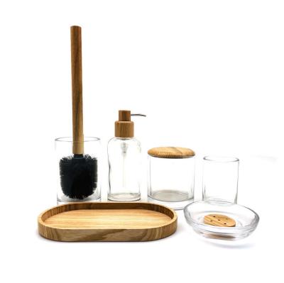 Conjunto de balcão de banho de vidro de cor clara de forma redonda com partes de madeira