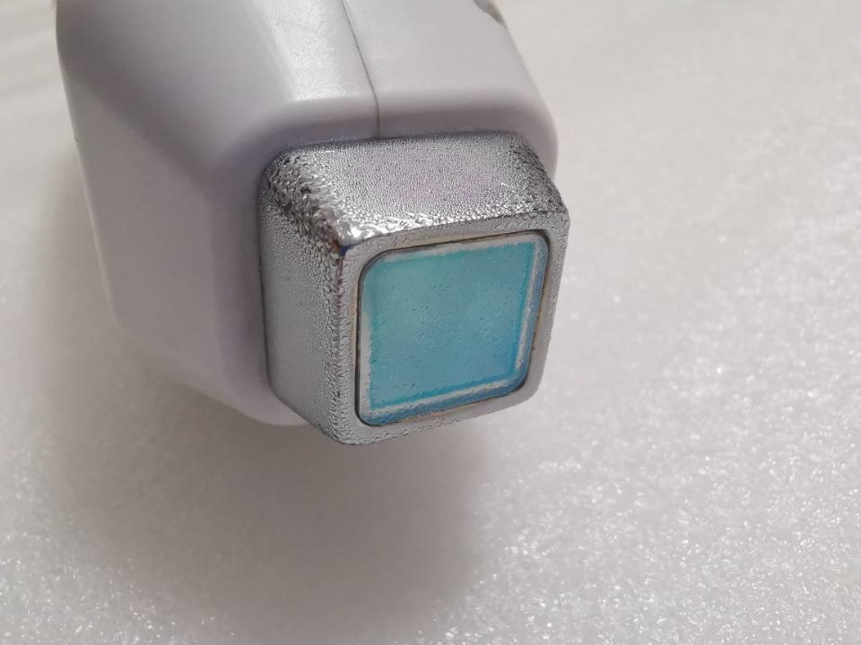 Постоянное волокно машины удаления волос лазера диода соединило силу 808нм 600в