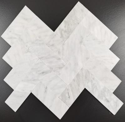 Telhas de mosaico decorativas Cararra branco da pedra de desenhos em espinha