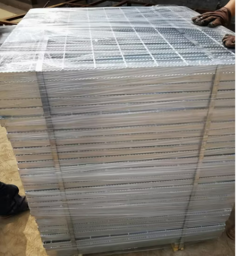 Hot Dipped Galvanized Plain Serrated Bar Steel Grating with Customizable Sizes for Industrial Platforms