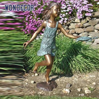 Vida feita sob encomenda - estátua de bronze do tamanho A de uma menina que joga no jardim