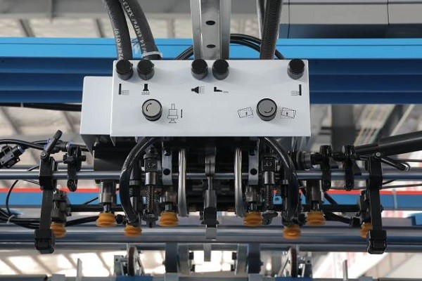 Машины слоения коробки 20KW 1500mm точность рифленой высокоскоростная высокая полно автоматическая
