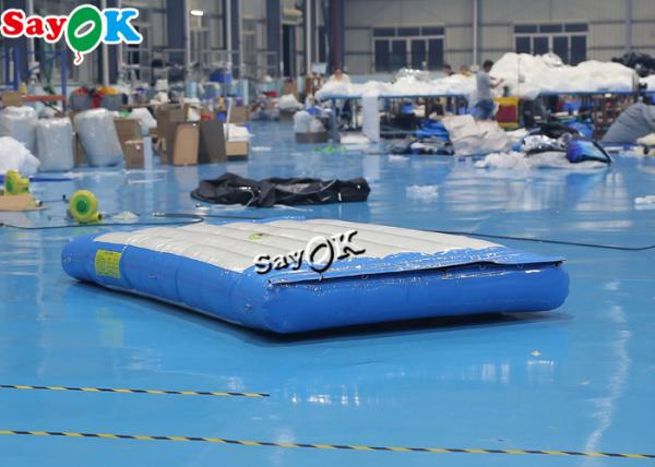 almofada inflável azul e branca de 2m do salto para o parque da água do divertimento das crianças