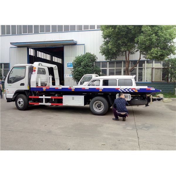 ISUZU 4x2 Small Tow Truck , 6 Wheels 3 Ton Flatbed Wrecker Truck For Two / Three Cars