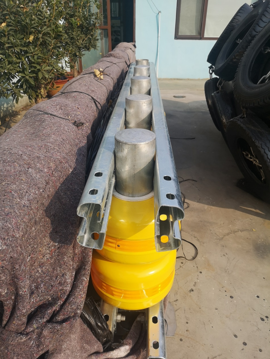 Highway Safety Yellow Plastic Roller Guardrail Road Barrier System 100kn/H