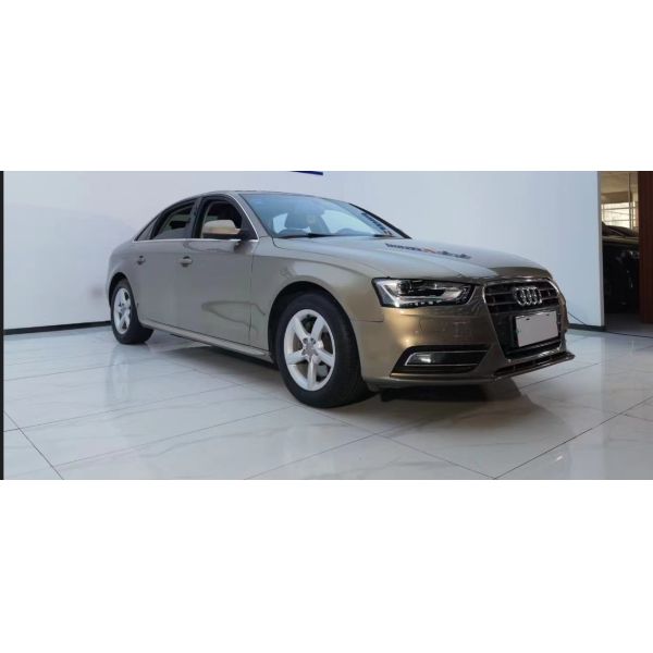 Места черноты автомобиля среднего размера варианта комфорта Audi A4 2.0T внутренние двухсторонние электрические