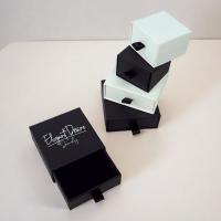Logotipo personalizado Estampado de papel plateado caliente Caja de cajones Embalaje de joyas Caja de regalo con cinta