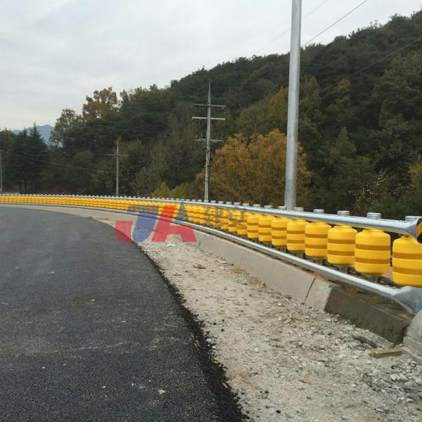 Barreira de rolos de proteção rotativa EVA anti-subida para segurança rodoviária amarelo