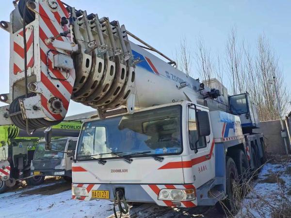 Cran de camion zoomlion de 220 tonnes pour le levage d'équipements lourds Hauteur maximale de levage 40 m