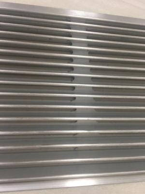 Deeping que processa o dissipador de calor de alumínio fazendo à máquina e de montagem do CNC do painel
