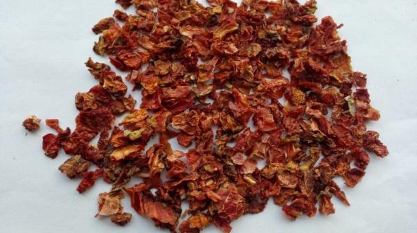 O costume profissional secou os flocos do tomate, desidratando tomates que FDA alistou