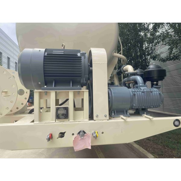 Heavy-Duty Freight Truck in Supplies 4-Axis Bulk Transport Semi-Trailer with Leg Support