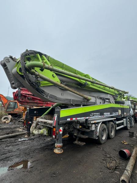 Zoomlion Concrete Pump Truck 56m Vertical Reach Using Mercedes-Benz Chassis for 20 Years