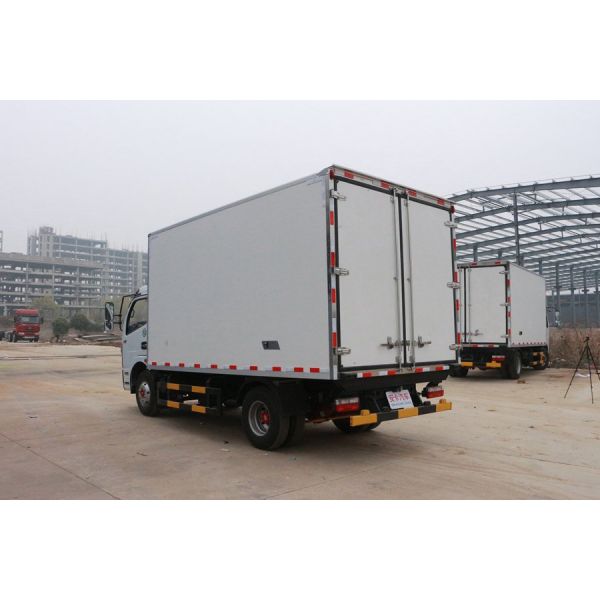 DONGFENG 5 Tons Small Refrigerator Box Truck , Light Refrigerator Freezer Truck
