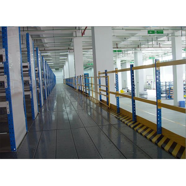 Промышленное покрытие порошковым покрытием стальной мезаннины с проходами для склада