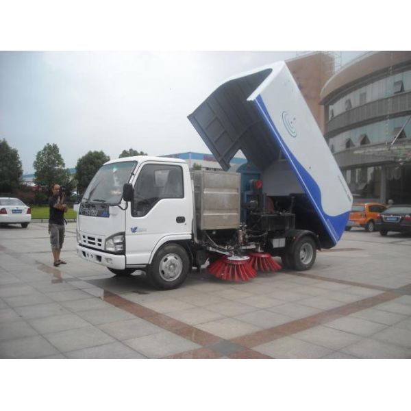 High Pressure Water Circuit Road Sweeper Truck 4x2 5500 Liters For ISUZU