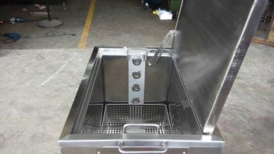 O anúncio publicitário embebe o Kitchenware dos tanques para remover a acumulação da gordura e do carbono