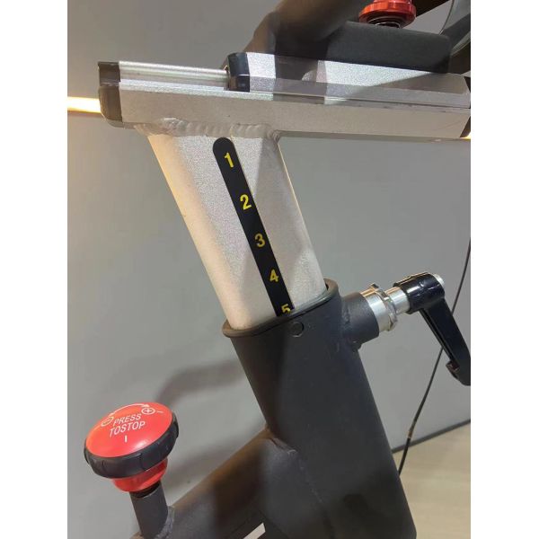 Spinning Bike Équipement de gymnastique commercial Entraînement cardiovasculaire Vélos d'exercice en intérieur