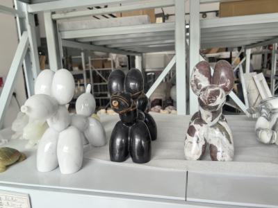 Exquisito Balón Perro Escultura de mármol Estatuillas de artesanía personalizadas Mármol resistente