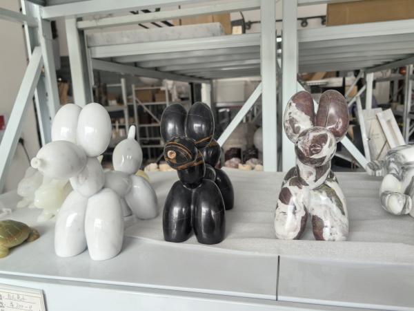 Exquisito Balón Perro Escultura de mármol Estatuillas de artesanía personalizadas Mármol resistente