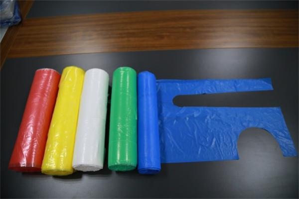 PE Material Disposable Aprons On A Roll Oil Resistant Smooth / Embossed Surface