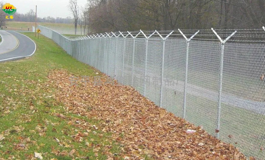 Гальванизированная проволочная изгородь 8.5ft x 30ft звена цепи сетки диаманта 45x45 для земли безопасностью