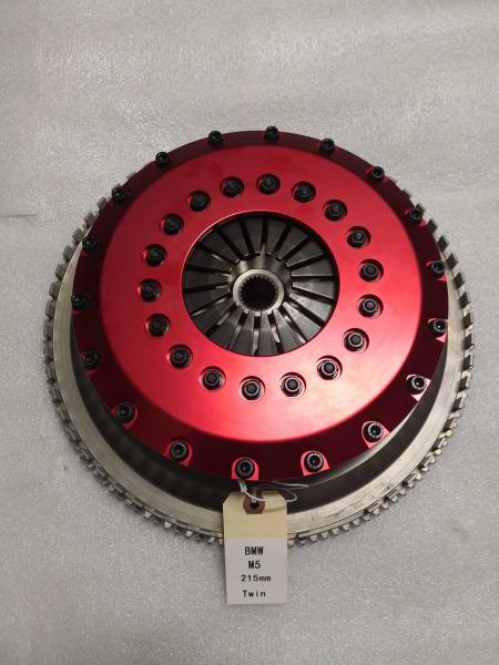 Des ensembles d'embrayage à double plaque haute performance 4140 en acier modifiés s'adaptent à une BMW M5 de 215 mm