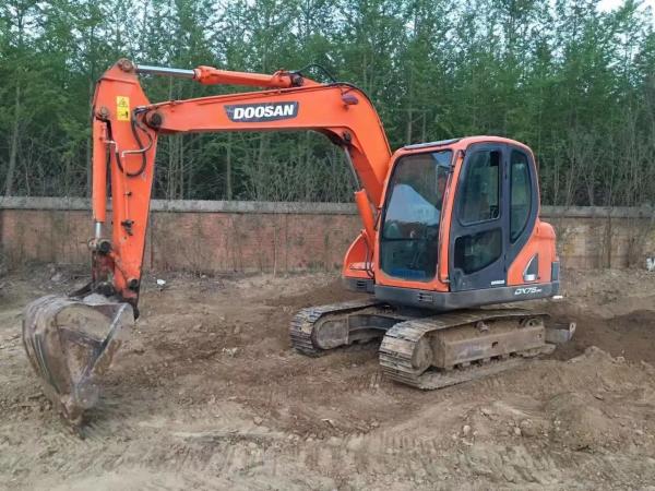 Excavadora DX75 usada, em segunda mão, sem pintura