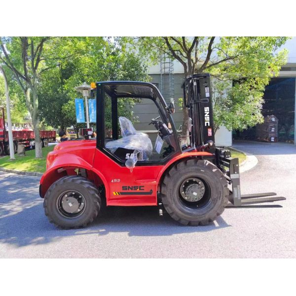 2x4 4x4 5 tonnes moteur diesel chariot élévateur hors route Montacargas